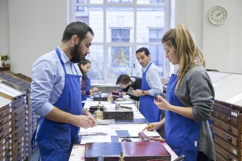 Parallèlement aux cours de langue, les cours dans les ateliers d’arts graphiques de la HGB occupent la plus grande partie du programme pendant le premier semestre au sein de l’ATA. Ici : Majd Amer et Ahmad Al Alibeim, cours de composition manuelle à la HGB 