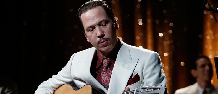 Reda Ketab als Jazz-Gitarrist Django Reinhardt.