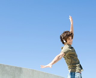 Teenager hört Musik, tanzt dazu