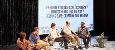 Freunde vor dem Schlüsseloch