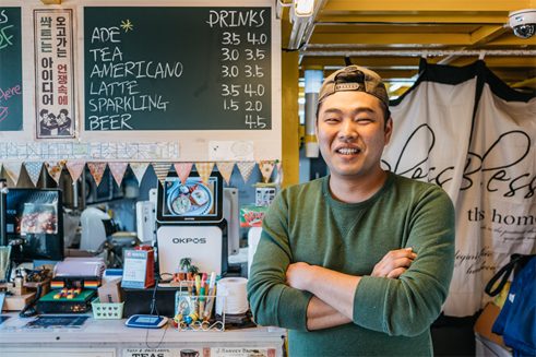Seung-hwan Bang, 35, ist der Besitzer des Restaurants The Plate im Gamcheon Culture Village.