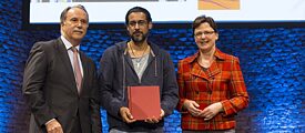 Remise des prix à Munich : le Président du Goethe-Institut, Klaus-Dieter Lehmann, Abbas Khider et Uta-Micaela Dürig, Directrice générale de la Fondation Robert Bosch. Photo : Markus Kirchgessner