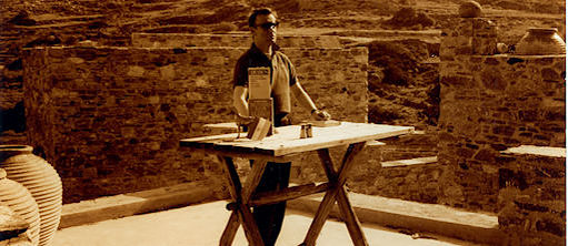Martin Kippenberg, debout devant une table sur une terrasse, en arrière plan un paysage syrien