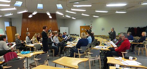 Deutschlehrer mit viel Spaß beim ausprobieren von Unterrichtsmethoden