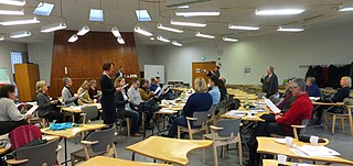 Deutschlehrer mit viel Spaß beim ausprobieren von Unterrichtsmethoden