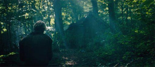 Finsterworld - Ein Mann geht zu einer Hütte im Wald