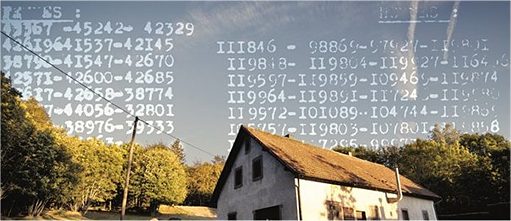 Die Namen der 86 - ein Haus und im Hintergrund Zahlenfolgen aus einem alten Dokument