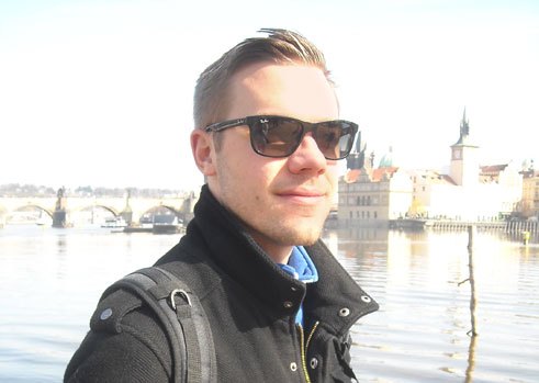 Oliver Guist, strojni inženir iz Frankfurta. Leta 2014 je s štipendijo Erasmus preživel semester podiplomskega študija v Franciji na inženirski šoli École Central de Nantes.