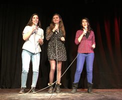 Die Studierenden fiebern auf die Abschlussveranstaltung hin. 