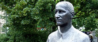 Der wirkungsmächtigste politische Poet in Deutschland: Denkmal für Bertolt Brecht in Berlin
