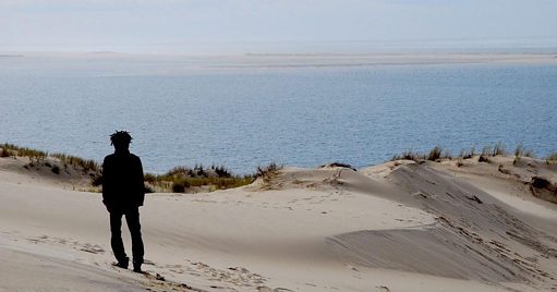 Un spectacle de théâtre dont le sujet porte sur l'immigration.