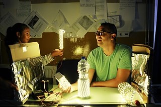 Daróczi Gábor örül a kész lámpának