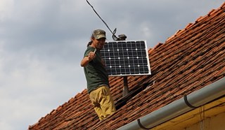 Roma egyetemista önkéntes szerelés közben