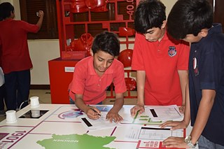 Schüler sind am Rechnen