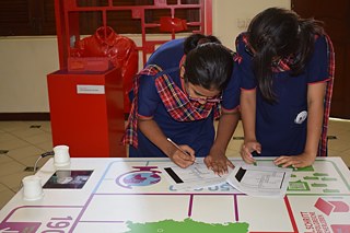 Schüler sind am Rechnen