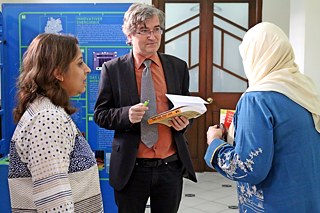 Stefan Winkler kommuniziert mit Gäste