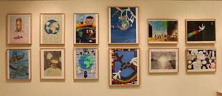 Plakate von Jugendlichen für den Frieden