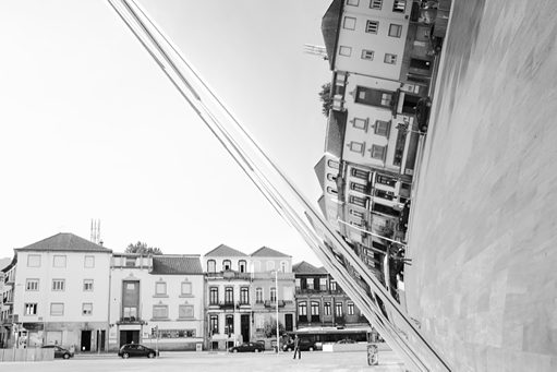 Reflexo na fachada de vidro na "Casa da Música" no Porto