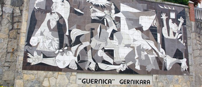 La pintura antibelicista “Guernica” de Pablo Picasso muestra los horrores de la guerra – aquí en un muro en Gernika, País Vasco, España