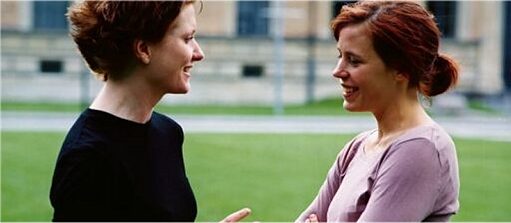 zwei Frauen reden und lachen miteinander