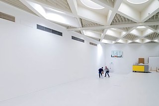design for human nature | Großer Saal mit Basketballkorb