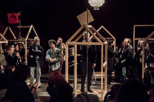 Rolf Abderhalden, de Mapa Teatro explica las reglas de los experimentos con las máquinas (Santiago Sepúlveda – Mapa Teatro)
