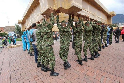 Construcción del monumento efímero de Olivier Grossetête (Secretaría de Cultura, Bogotá)
