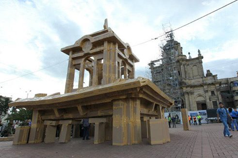 Das Pappkarton-Monument – im Hintergrund die Iglesia del Voto Nacional (Secretaría de Cultura, Bogotá)