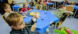 Kinder nehmen an den Experementierworkshops der Kinderuni teil