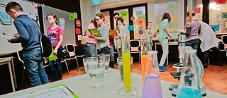 Kinder nehmen an den Experementierworkshops der Kinderuni teil