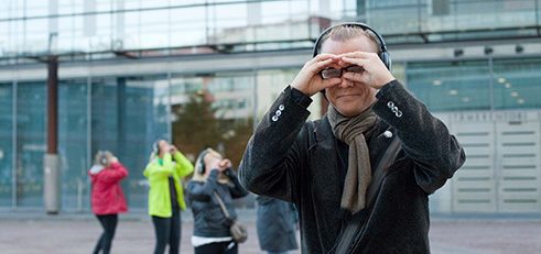 Schauen mit Fernglas