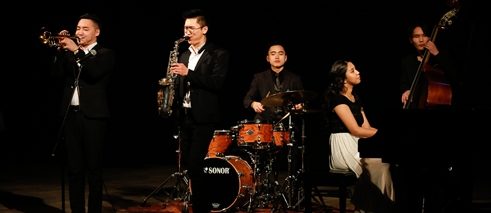 Junge Jazz-Musiker auf der Bühne des Opernhauses 