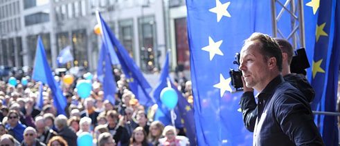 „Pulse of Europe“-Gründer Daniel Röder bei einer der Demonstrationen für Europa – umringt von blauen Luftballons und Flaggen in Frankfurt am Main
