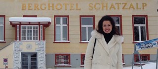 Ein Foto der Übersetzerin vor einem verschneiten Berghotel