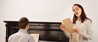 Ein Mann am Klavier. Eine Frau singt.