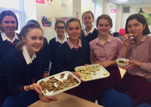 Schülerinnen testen deutsches Essen 