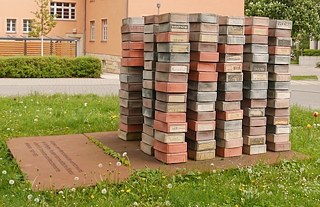 •	אנדרטה לזכר הנרדפים על רקע פוליטי באזור הכיבוש הסובייטי (SBZ) ובמזרח גרמניה בין השנים 1989-1945