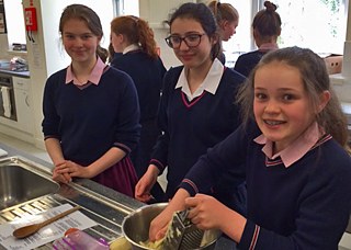 Pupils making Reibekuchen