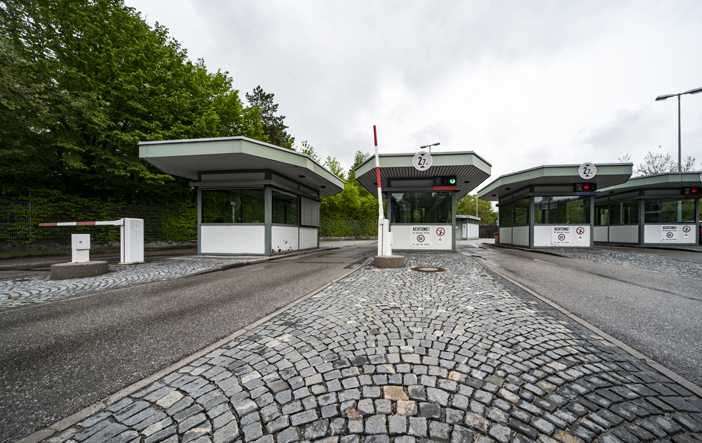 Einfahrt, aus der Serie: „Einblicke. Hinter den Mauern des BND in Pullach“, 2013 