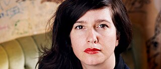 Karen Kohler sitzt auf einem Sofa