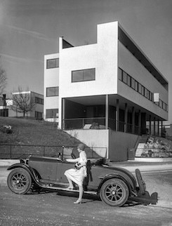 "Damenfahrerin" mit Mercedes-Benz vor dem Le Corbusier-Haus | 1928