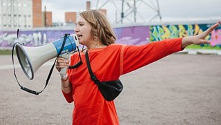 Art-Mediatorin Veronika Kirt führt durch die Ausstellung „Zeit zum Jubeln“