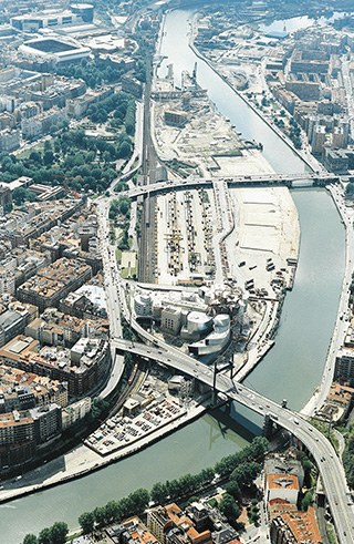 Luftaufnahme von Bilbao und der Ría mit dem Guggenheim-Museum