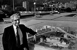 Frank Gehry autor del diseño del museo Guggenheim de Bilbao Posando ante una maqueta del proyecto
