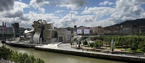 Blick auf das Stadtviertel Abandoibarra und das Guggenheim-Museum Bilbao