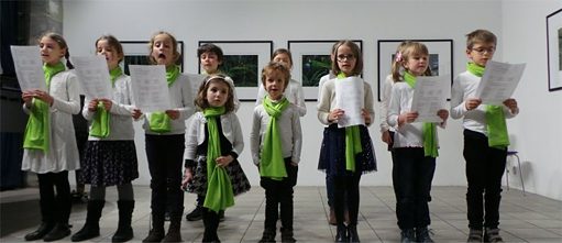 Groupe d'enfants qui chante