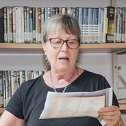Monika Hackstein faz uma leitura durante a abertura da Semana da Língua Alemã, no Goethe-Institut Rio de Janeiro