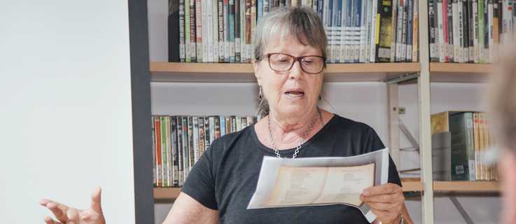 ​Monika Hackstein faz uma leitura durante a abertura da Semana da Língua Alemã, no Goethe-Institut Rio de Janeiro