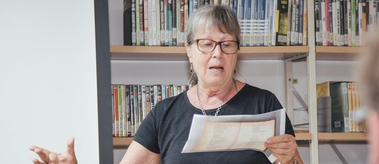 ​Monika Hackstein faz uma leitura durante a abertura da Semana da Língua Alemã, no Goethe-Institut Rio de Janeiro