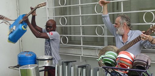 Ein Livekonzert mit Instrumenten, entstanden durch Wiederverwertung